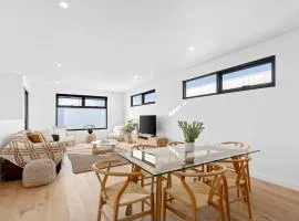 541 - 3 Bedroom Townhouse - Centrally Located- Free Parking - Free WIFI