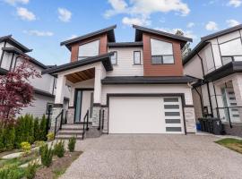 Brand New, Cheerful, Exquisite 4 BR house, fast wifi, free parking, hytte i Langley