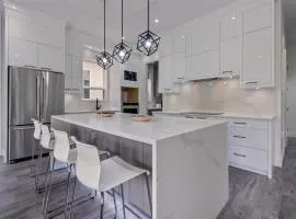 Brand New, Cheerful, Exquisite 4 BR house, fast wifi, free parking