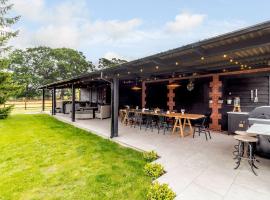 Walnut Tree Barn, pet-friendly hotel in Thetford