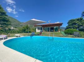 Paradiso-Boschetto Strand Bungalow mit Pool, bungalow i Sorico