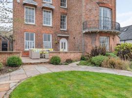Bank House Apartment, cottage in Newnham