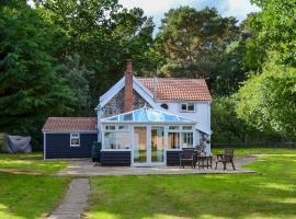 Tree Tops Cottage, hotel a Mundford