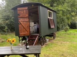 The Shepherd's Hut - Wild Escapes Wrenbury off grid glamping - ages 12 and over, cheap hotel in Baddiley