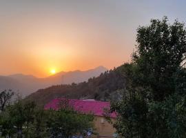 Garhwal House, šeimos būstas mieste Kanatalis