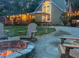 100-Year-Old Farmhouse with Hot Tub on 5 Acres!, hotell i Lakebay