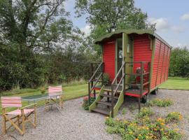 Tilly Gypsy-style Caravan Hut, villa i Brecon