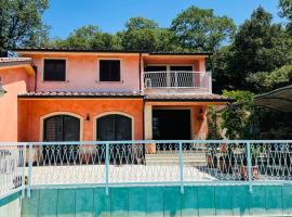 Villa con piscina sul lago, budgethotell i San Feliciano