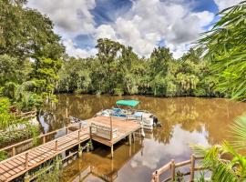 Lush Riverfront Escape with Private Boat Dock!, hotel en Riverview