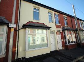 Tower View House - 4 Bedroom - Newly Refurbished - 2 Mins walk to Beach, hotel v destinaci Blackpool