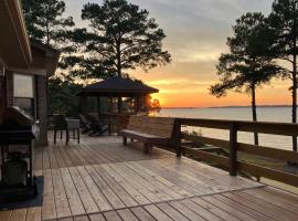 Gilbert Lakefront Retreat with Private Dock!, cottage in Hollywood Point