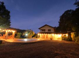 Sítio dos Coqueiros, em meio a natureza com piscina, maison de vacances à Carlos Barbosa