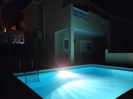 Casa Mariben, Vacation Rental home Vv 3 Bedrooms private pool with sea views, hotel in Callao Salvaje