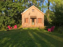 Tiny-House sous les arbres et les oiseaux, chalet di Les Cueillis