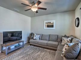 Pet-Friendly Elk Grove Retreat with Shared Pool, villa à Elk Grove