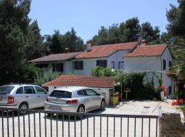 Apartments by the sea Artatore, Losinj - 7935 โรงแรมในCunski