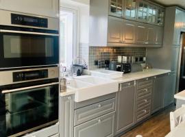 Hameway House- Stunning 4 bedroom house with a spacious kitchen, hotel blizu znamenitosti Metro stanica East Ham, London