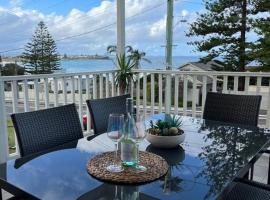 Entire home on the beach, holiday home in Shellharbour