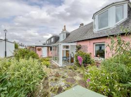 Pink Cottage, holiday home in Nairn