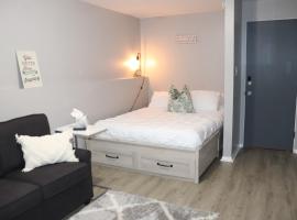 Rustic Studio Apt. 2 min drive to Downtown Oswego، فندق يسمح بالحيوانات الأليفة في Oswego