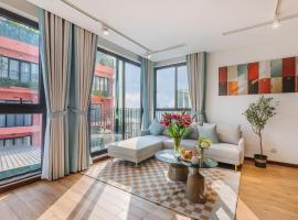 Margaery Boutique Apartment & Skyon9 Rooftop Bar, holiday rental in Hanoi
