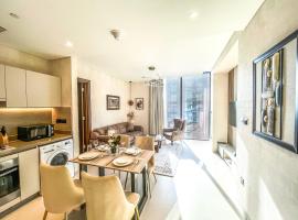 STAY BY LATINEM Luxury 2 BR Holiday Home CV B2508 near Burj Khalifa、ドバイにあるナド・アルシバ・ゴルフ＆レーシングクラブの周辺ホテル