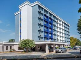 Comfort Inn Philadelphia International Airport West, hotel con estacionamiento en Chester