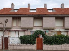 Adosado con Piscina y Jardín en Laredo a 100 mtrs de la playa, cottage in Laredo