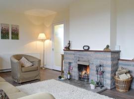 Beuchan Bungalow, hotel with parking in Closeburn