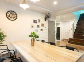 Thai private House in old town Bangkok 3 bedrooms*, cheap hotel in Bangkok Noi
