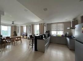 Santubong Suites Sejinjang, παραλιακή κατοικία σε Kuching