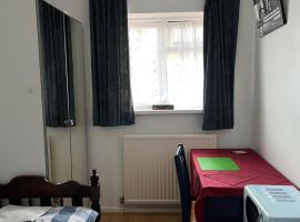 Comfortable single bedroom with free on site parking, hôtel à Kingston upon Thames