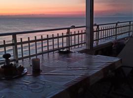 SUNSET ROOM AT FRONT BEACH - HABITACION EN LA PLAYA en Piso compartido, hotel in Tavernes de Valldigna