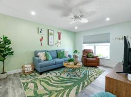 Paradise Palms- Tropic Suite- Pool - Steps to Ocean - 10 min to Downtown, alojamiento en la playa en St. Augustine