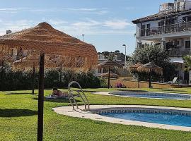 Precioso apartamento con piscina comunitaria privada y patio exterior, hotel with pools in Ayamonte