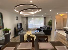 Spectacular 3 BR 2 WR House - Close to Airport, ξενοδοχείο στο Τορόντο