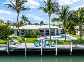 Seven Palms Waterfront, Heated Pool & Private Dock -Walk to beach!: West Palm Beach şehrinde bir kiralık tatil yeri