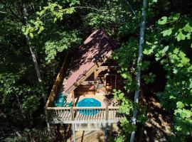 Gatlinburg Adventure Cabins, хотел близо до Развлекателен парк Foxfire Mountain, Сивиървил