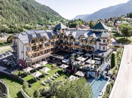 Tevini Dolomites Charming Hotel, hotel en Commezzadura