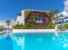 Rosamar Apartamentos、プエルト・デル・カルメンの駐車場付きホテル