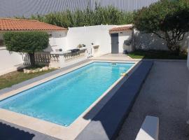 Adorable Romantique Maison d'hôte, piscine, wifi 4G, proche BEZIERS, vila di Cers
