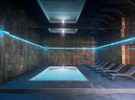 Villa 400m2 piscine intérieure très calme, hotelli, jossa on uima-allas kohteessa Agde