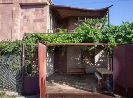 B&B Sunrise House Aygavan