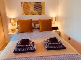 SHINE CHALET - UNIQUE & COMFORTABLE ACCOMMODATION、レッドルースのシャレー