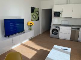 SUPER OFERTA NOVIEMBRE en la playa apartamento pie de playa YELLOW, un lujo, totalmente nuevo, también para tu mascota, hotel in Noja