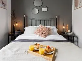 Beach access, Modern & Spacious 2 bed Apartment By The Sea, free parking, wifi, netflix