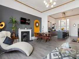 Beach access, Modern & Spacious 2 bed Apartment By The Sea, free parking, wifi, netflix