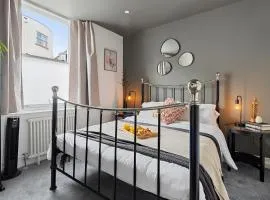 Beach access, Modern & Spacious 2 bed Apartment By The Sea, free parking, wifi, netflix