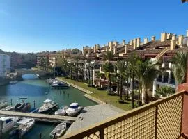 Apartamento con terraza sobre La Marina de Sotogrande