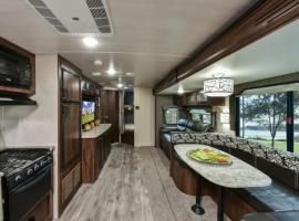 Heartland North Trail 31' RV, hotel v destinaci Manchaca